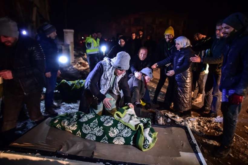 Kahramanmaraş'ta umutlu bekleyiş acı ile son buldu! Sinir krizi geçirdiler, yüzünü açıp son kez öptü - Resim: 2