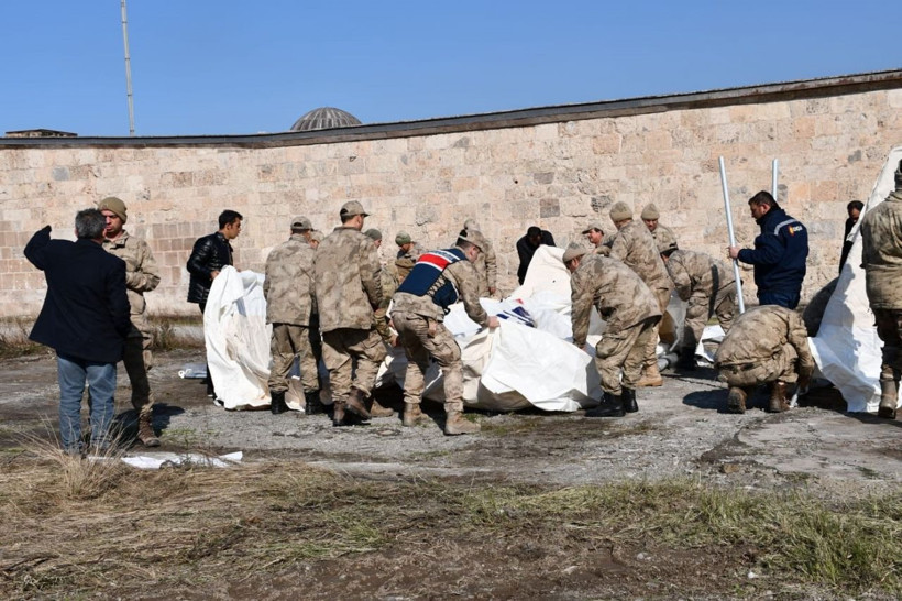 Günün kahreden fotoğrafları! Depremde hayatını kaybedenlere veda - Resim: 2