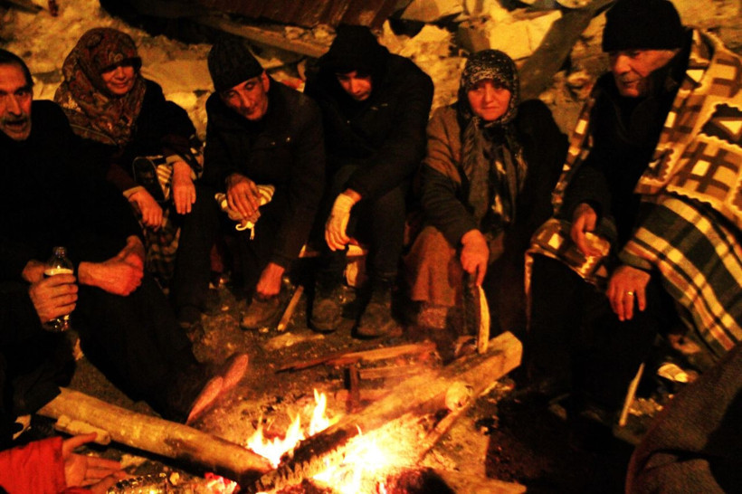 Eksi 9 derecede enkaz bölgesinde ateş başında bekliyorlar! - Resim: 1