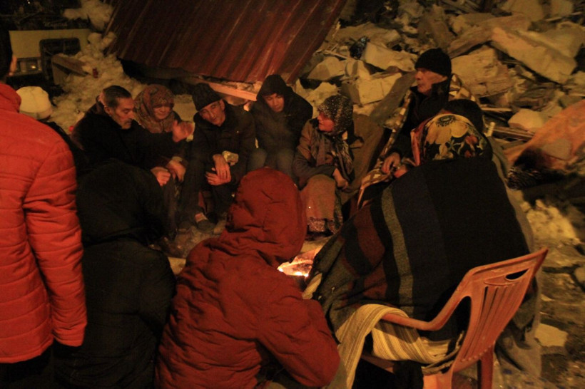 Eksi 9 derecede enkaz bölgesinde ateş başında bekliyorlar! - Resim: 3