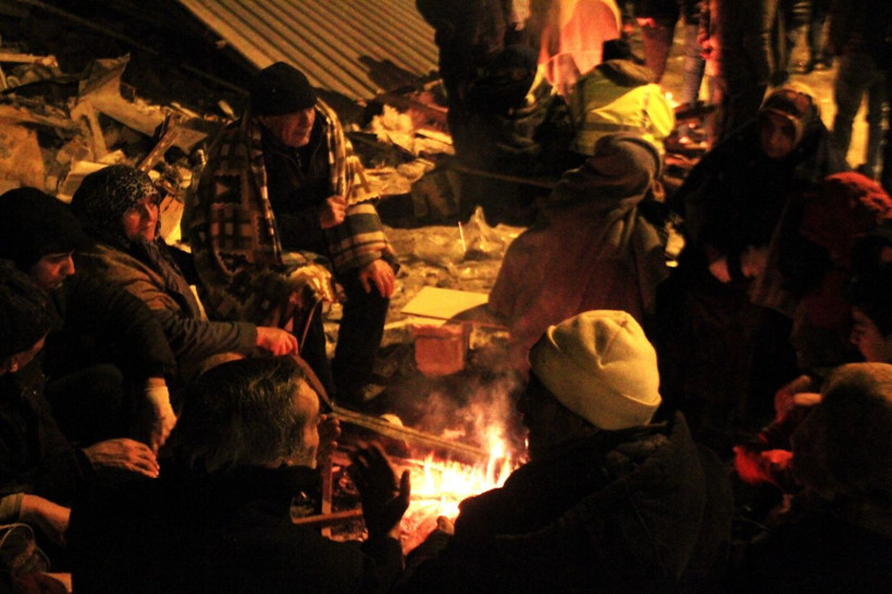 Eksi 9 derecede enkaz bölgesinde ateş başında bekliyorlar! - Resim: 4