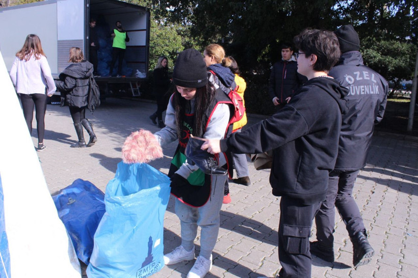 Depremzedeler için yollanan eşyalar 'yuh' dedirtti! Kolilerden neler çıktı neler... - Resim: 1