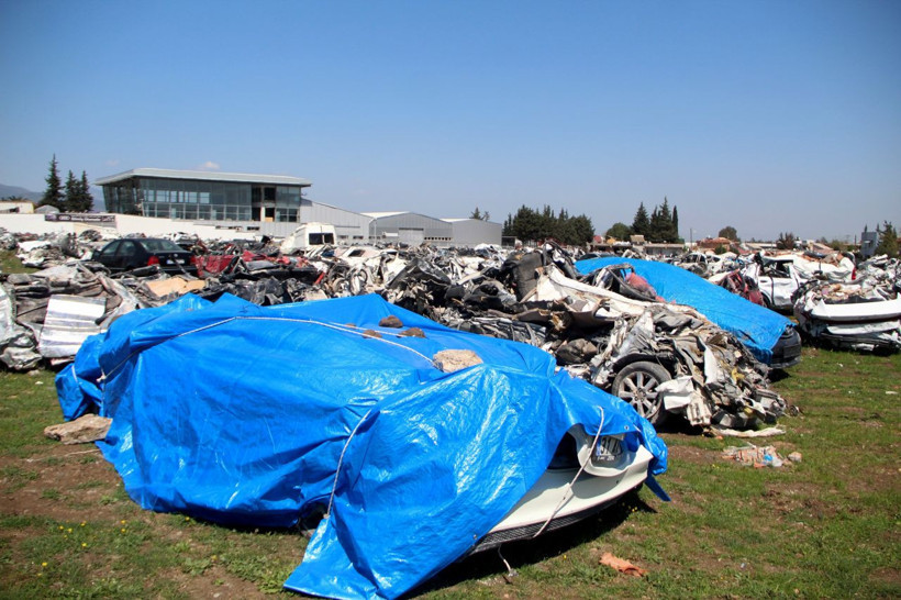 Felaketin boyutunu gözler önüne seriyor! Araba mezarlığına bakın... - Resim: 3