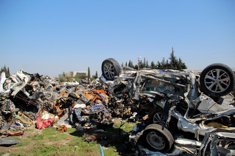 Felaketin boyutunu gözler önüne seriyor! Araba mezarlığına bakın... - Resim: 2