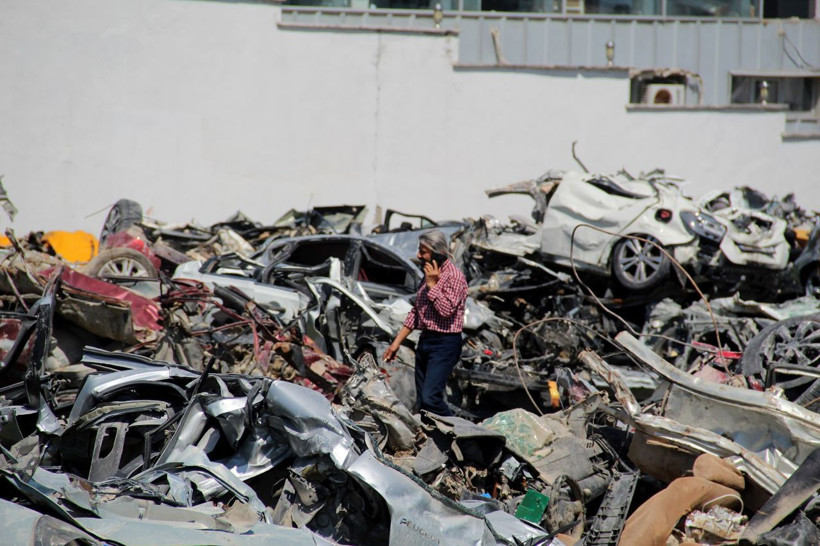 Felaketin boyutunu gözler önüne seriyor! Araba mezarlığına bakın... - Resim: 1