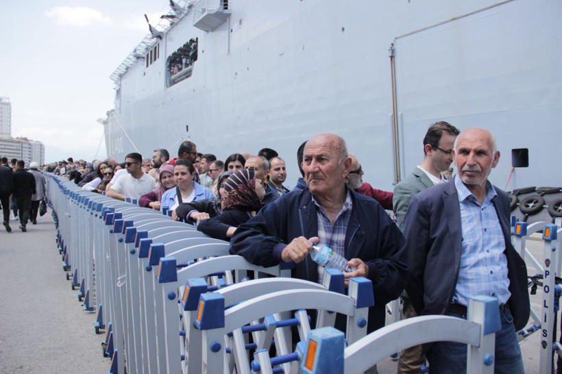 İzmir’de TCG Anadolu için kilometrelerce kuyruk! “Karton dediler biz de merak ettik” - Resim: 1