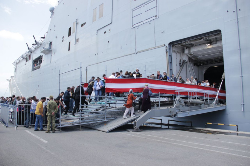 İzmir’de TCG Anadolu için kilometrelerce kuyruk! “Karton dediler biz de merak ettik” - Resim: 2