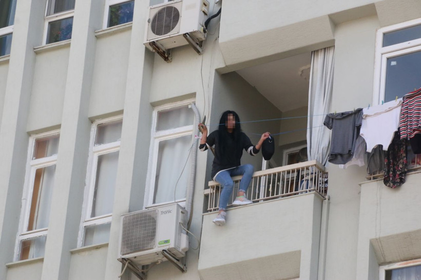 Antalya'da 5. katta korku dolu saatler! Elinde bıçakla balkon demirlerine çıkan kadın.... - Resim: 1