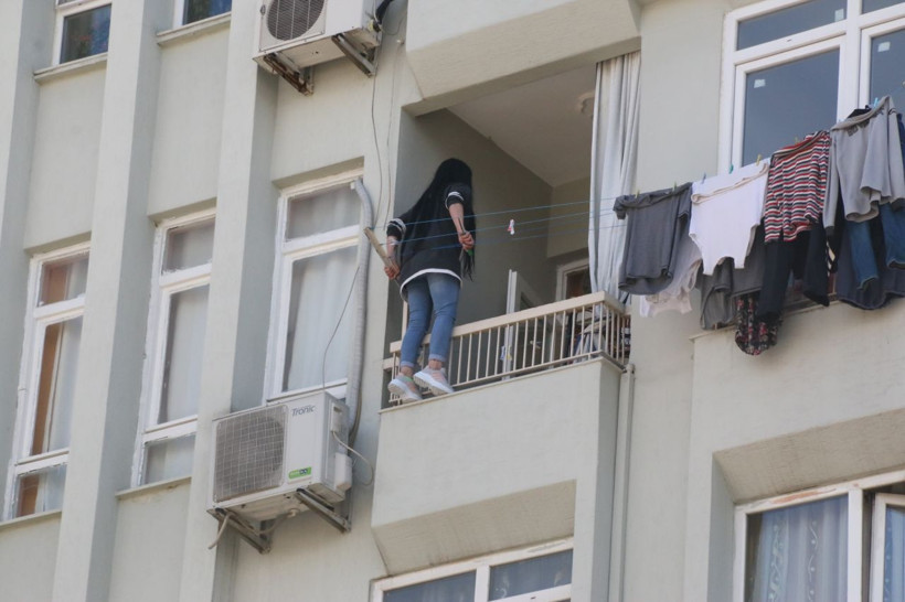Antalya'da 5. katta korku dolu saatler! Elinde bıçakla balkon demirlerine çıkan kadın.... - Resim: 2