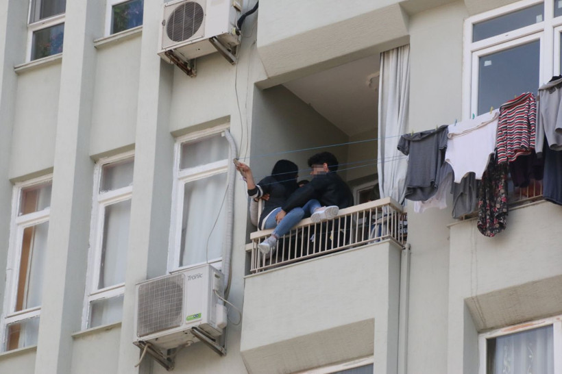 Antalya'da 5. katta korku dolu saatler! Elinde bıçakla balkon demirlerine çıkan kadın.... - Resim: 3