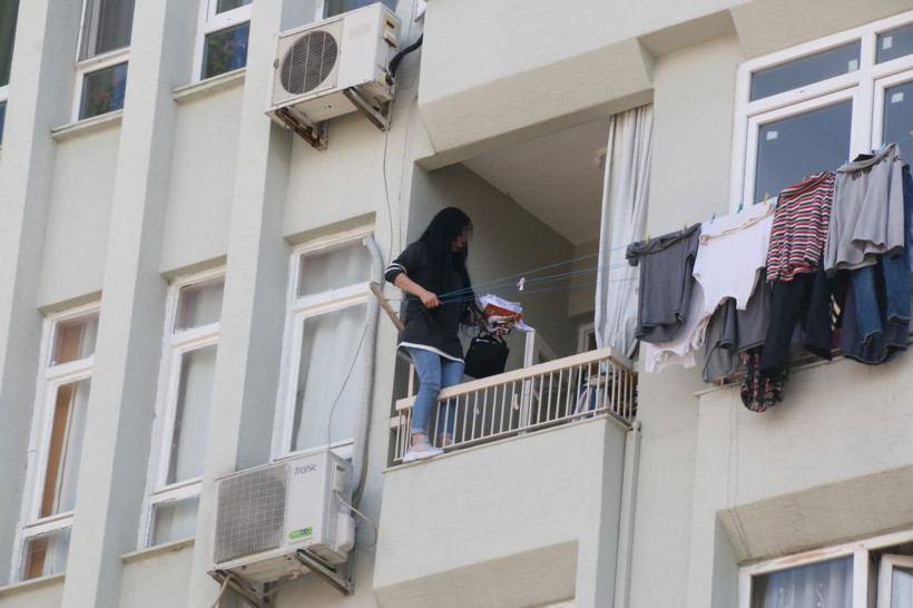 Antalya'da 5. katta korku dolu saatler! Elinde bıçakla balkon demirlerine çıkan kadın.... - Resim: 4