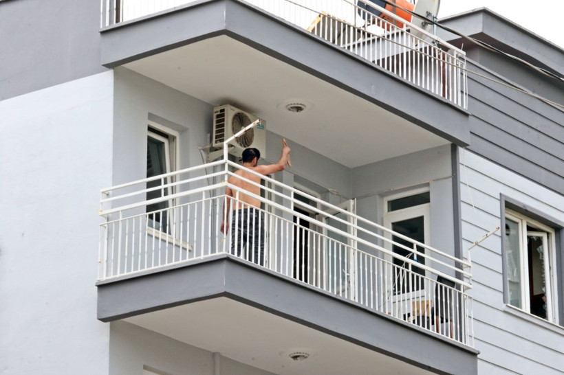 'Sabaha kadar parti' deyip elinde ne varsa sokağa fırlattı, içeri girdiğinde göz göze geldi - Resim: 1