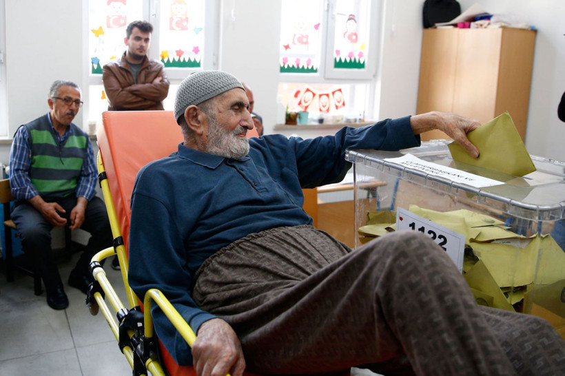 Türkiye sandık başında uzun kuyruklar oluştu! İşte güne damga vuran fotoğraflar - Resim: 3