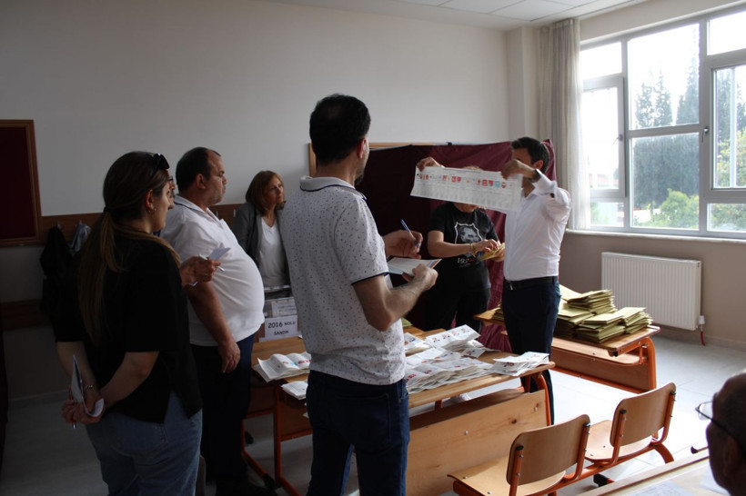 Türkiye seçimini yaptı oylar sayılıyor! Sandıklar tek tek açıldı yurttan görüntülere bakın... - Resim: 4