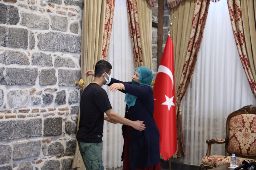 8 yıl sonra bir araya geldiler gözyaşları sel oldu! Diyarbakır annelerinden biri daha evladına kavuştu - Resim: 2