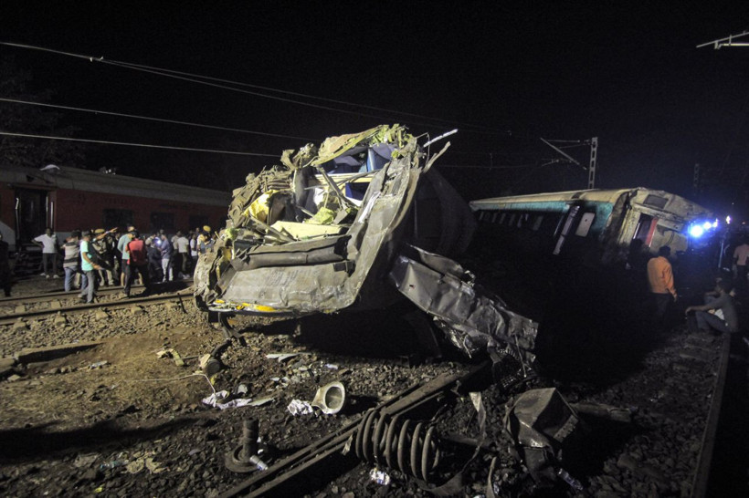 Hindistan'da durum çok kötü Türkiye'den taziye mesajı! Katliam gibi kazada ölü sayısı 288 oldu - Resim: 1