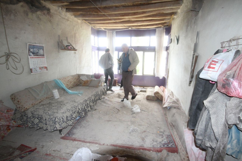 Konya'da kahvaltı yapan ailenin evine yıldırım düştü! Ortalık savaş alanına döndü inanılmaz görüntüler - Resim: 2