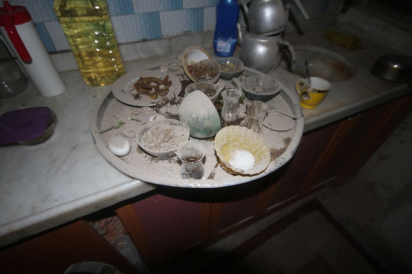 Konya'da kahvaltı yapan ailenin evine yıldırım düştü! Ortalık savaş alanına döndü inanılmaz görüntüler - Resim: 4