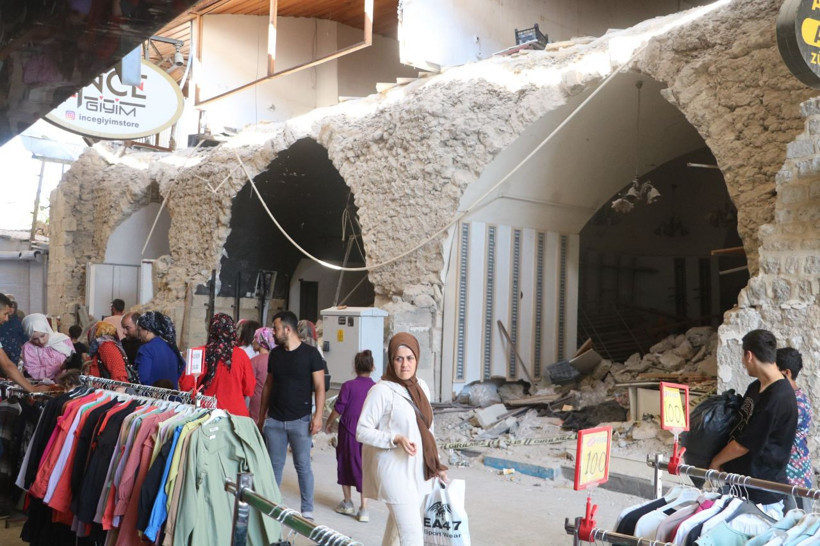 Enkaz kent Hatay’da molozların arasında bayram alışverişi! - Resim: 1