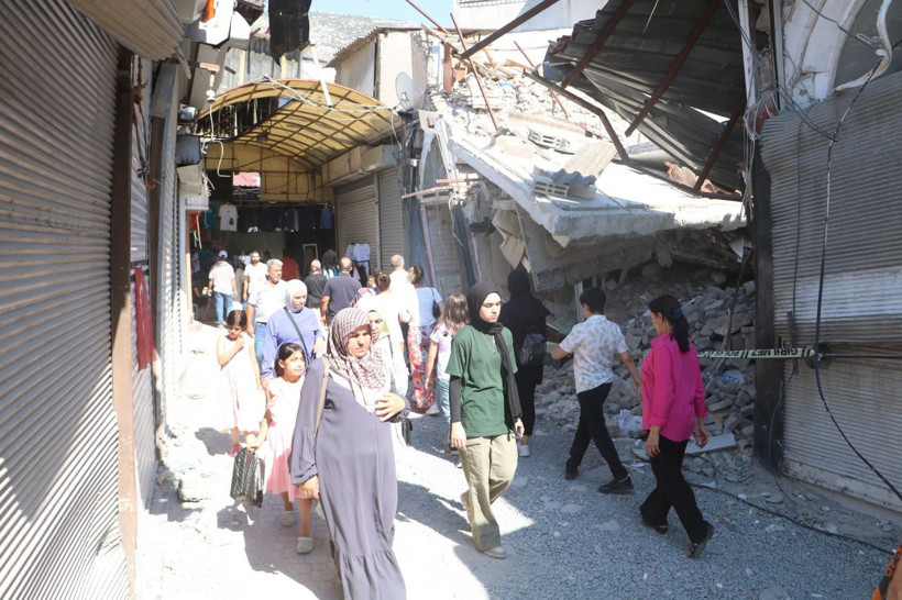 Enkaz kent Hatay’da molozların arasında bayram alışverişi! - Resim: 2