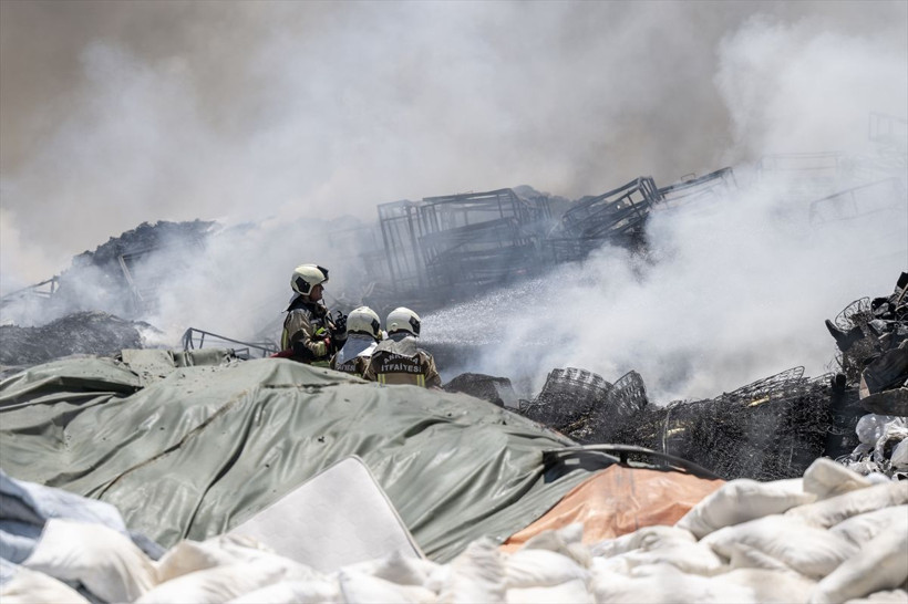 Ankara'da yatak fabrikasında yangın! Her yeri duman kapladı göz gözü görmüyor - Resim: 4
