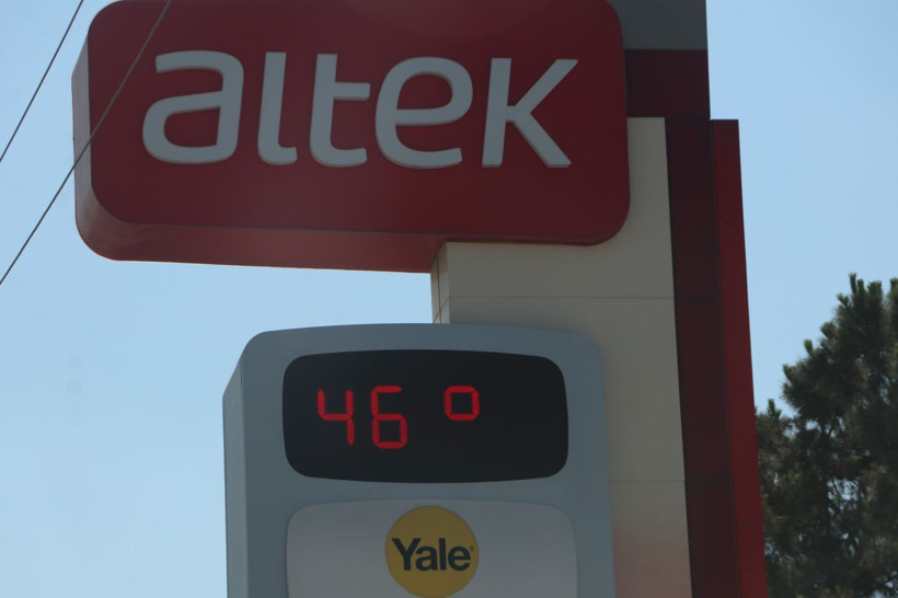 Fırında çalışan işçilere patron kıyağı... 2 tonluk buzlu varilde serinlediler, ortaya bu manzaralar çıktı - Resim: 1