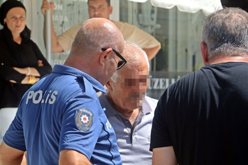 Babasından daire talebi reddedilen genç kadın çıldırdı balkondan sarktı polisler zor yakaladı - Resim: 1