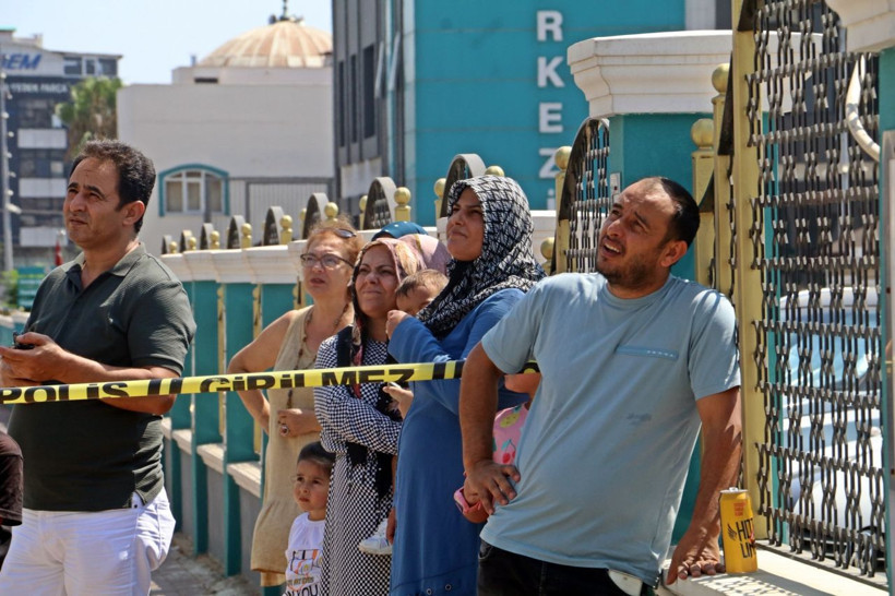 Babasından daire talebi reddedilen genç kadın çıldırdı balkondan sarktı polisler zor yakaladı - Resim: 4