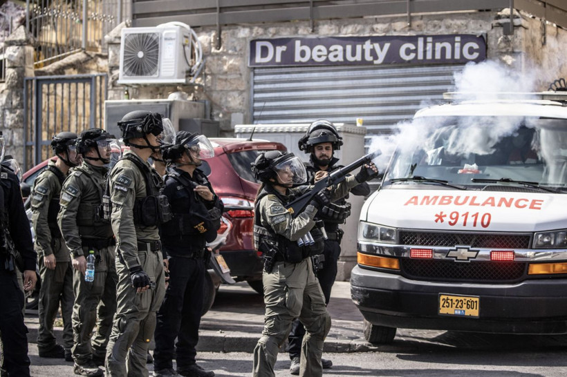 İsrail polisi, Mescid-i Aksa'ya girişine izin vermediği Filistinlilere müdahale etti - Resim: 3