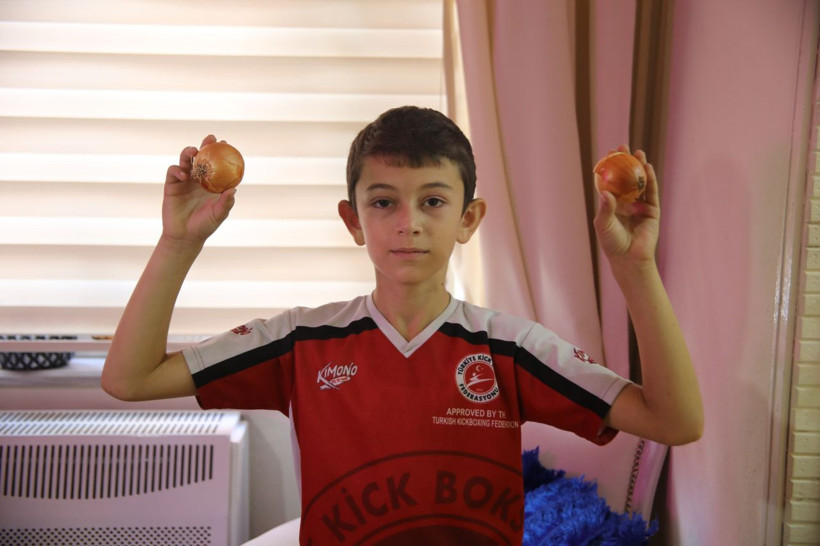 Bu çocuk değişik! 12 yaşında sabah akşam bir kilo soğan ve 12 diş sarımsak yiyor! - Resim: 3