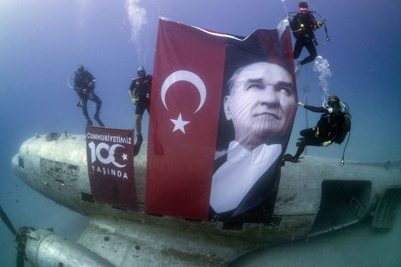 Kaş’ta 10 Kasım nedeniyle özel dalış gerçekleştirildi - Resim: 2