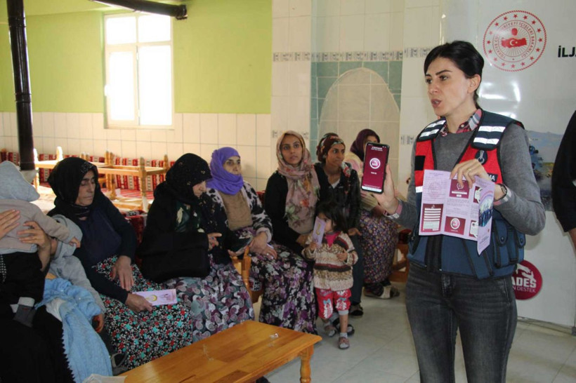 Kadın astsubaylar Şırnak'ta köylere gidip kadınları bilgilendirdi! - Resim: 3