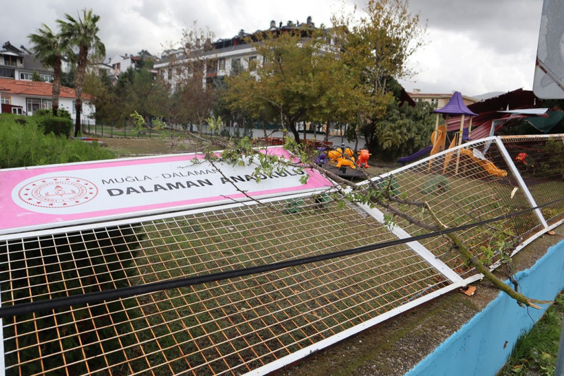 Beklenenden de kötü geldi! Tekneleri batırdı, çatıları uçurdu, ağaçları devirdi! Türkiye fırtınaya esir oldu - Resim: 2