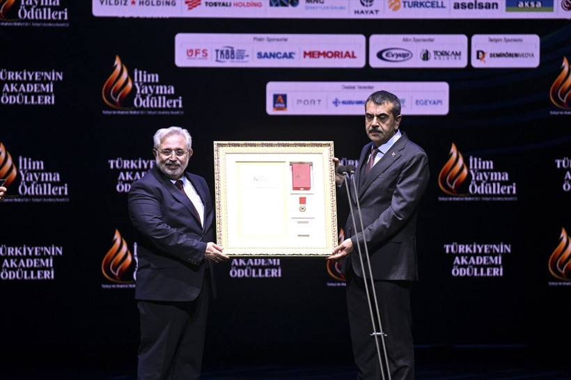 Bilal Erdoğan'dan Cumhurbaşkanı Erdoğan'a hediye! İlim Yayma Ödülleri sahiplerini buldu - Resim: 3