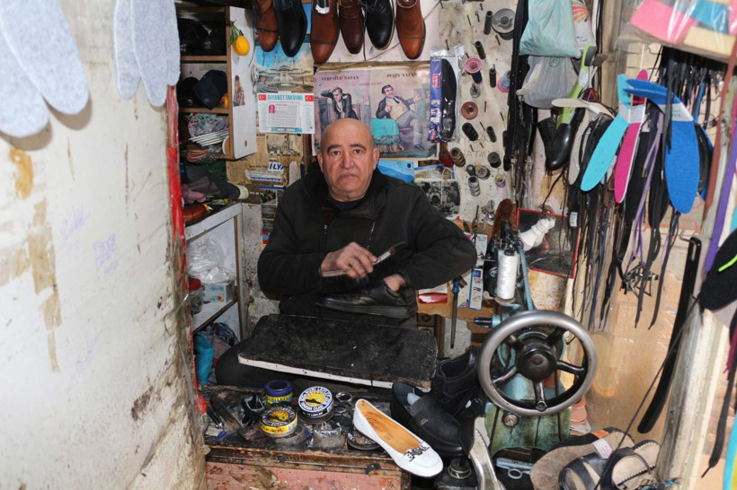 3 metrekare dükkanda kazandığı parayla dört çocuk okuttu! - Resim: 1