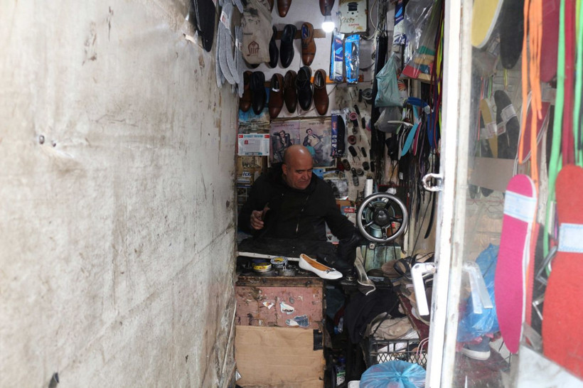 3 metrekare dükkanda kazandığı parayla dört çocuk okuttu! - Resim: 3