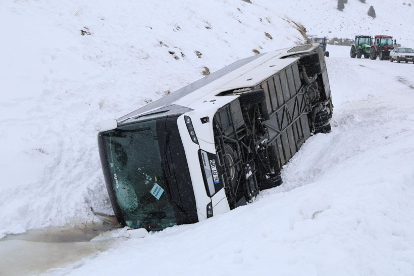 Cenaze dönüşü felaketi yaşadılar! Sivas'ta içinde 50 yolcu olan otobüs devrildi - Resim: 2