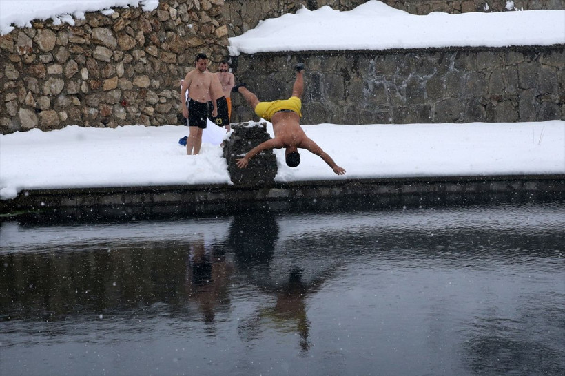 Bitlis'te dondurucu soğukta buz gibi suya girip yüzdüler - Resim: 3