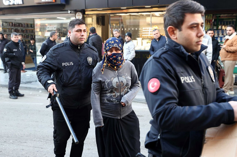 Kuyumcuda hırsızlık yaparken yakalandı, polisi görünce işyerine tuvaletini yaptı! - Resim: 1