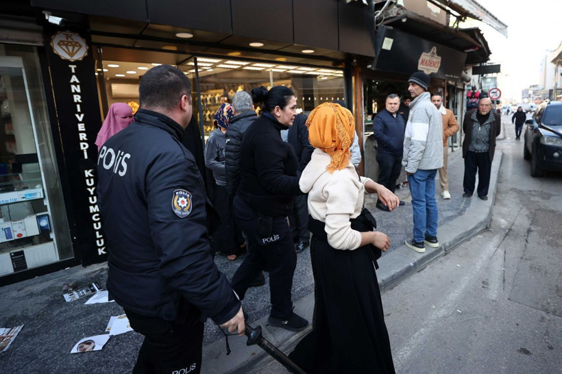 Kuyumcuda hırsızlık yaparken yakalandı, polisi görünce işyerine tuvaletini yaptı! - Resim: 3