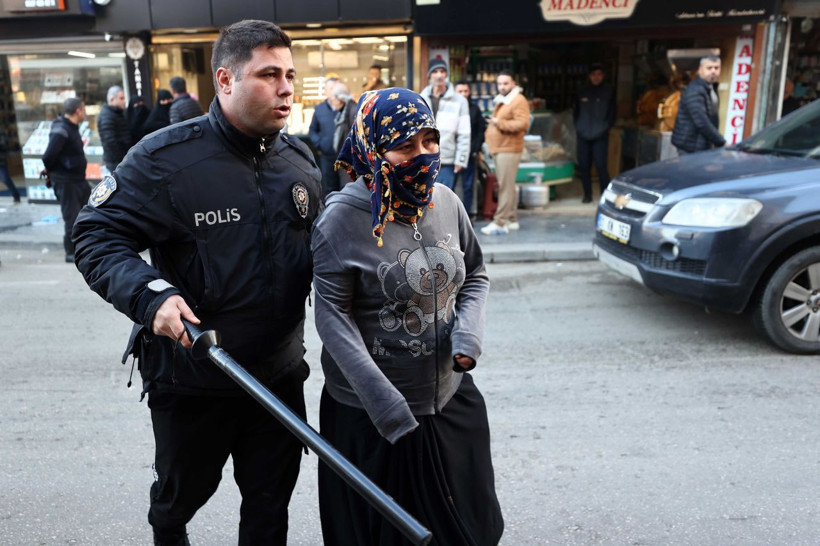 Kuyumcuda hırsızlık yaparken yakalandı, polisi görünce işyerine tuvaletini yaptı! - Resim: 4