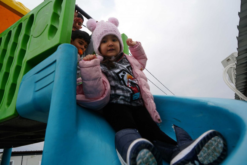 Çocuklar her şeyden habersiz koşup eğleniyor! - Resim: 1