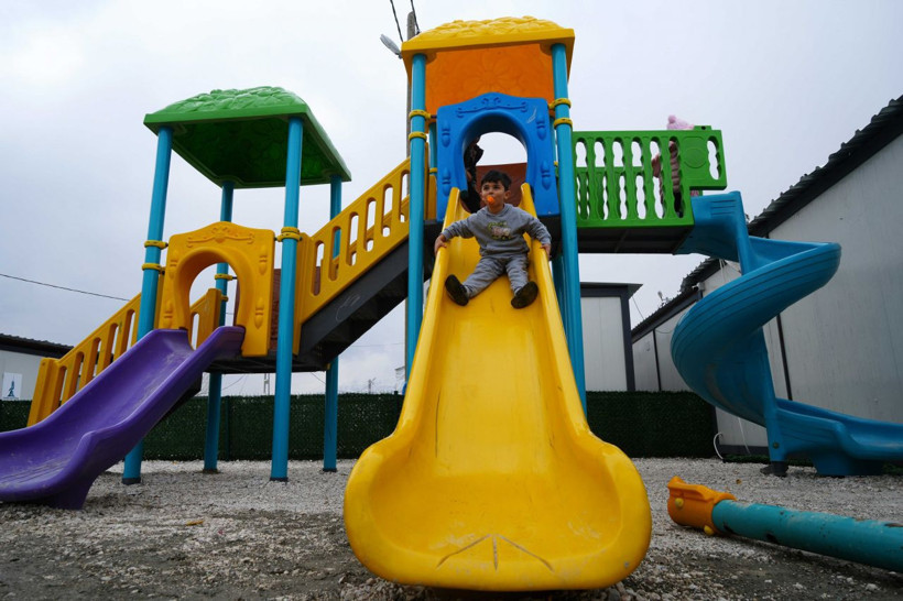 Çocuklar her şeyden habersiz koşup eğleniyor! - Resim: 2