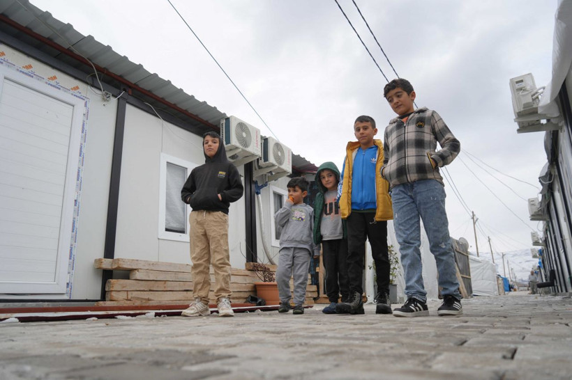 Çocuklar her şeyden habersiz koşup eğleniyor! - Resim: 3