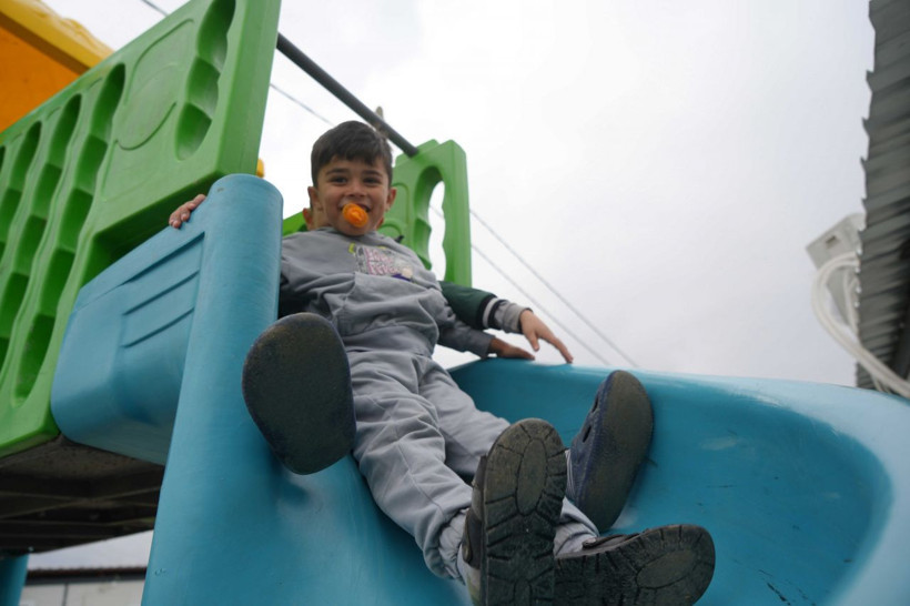 Çocuklar her şeyden habersiz koşup eğleniyor! - Resim: 4