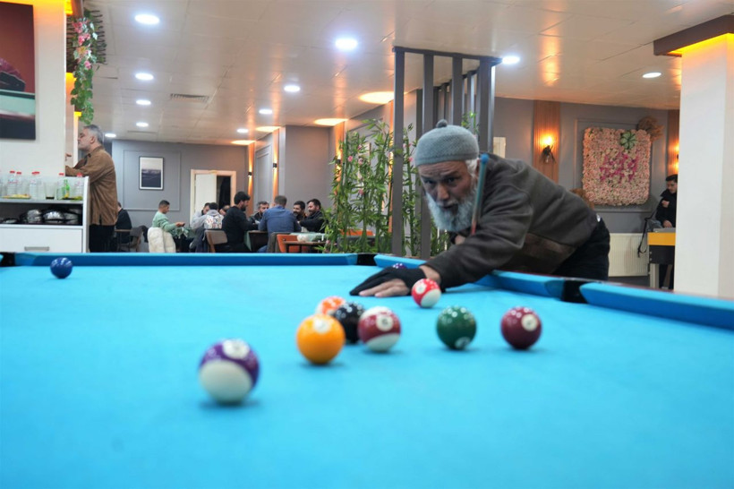 68 yaşındaki Turgut Dede, bilardo tutkusunu 35 yıldır sürdürüyor - Resim: 1