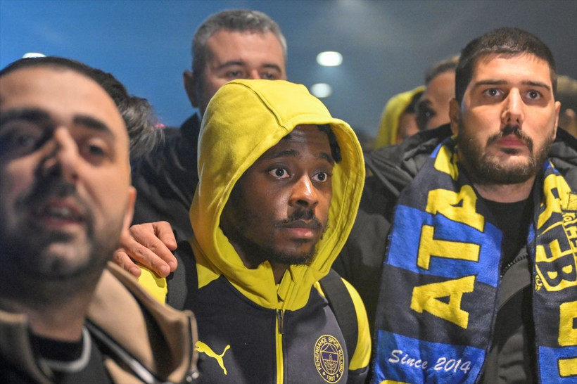 Trabzon'da büyük tehlike atlatan Fenerbahçeli futbolcuları havalimanında 2 bin taraftar karşıladı - Resim: 3