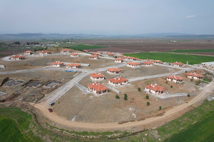 Depremin merkezinde depremzedeler evlerine yerleşiyor! - Resim: 1