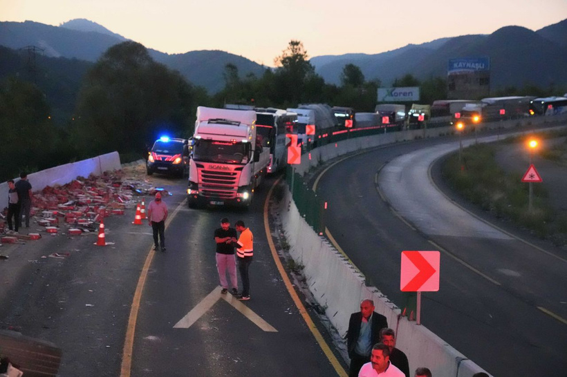 Bolu Dağı'nda zincirleme kaza! Tır, otomobilin üzerine devrildi: Araçtaki sürücü... - Resim: 1