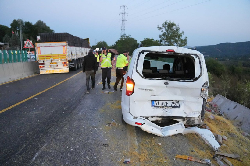 Bolu Dağı'nda zincirleme kaza! Tır, otomobilin üzerine devrildi: Araçtaki sürücü... - Resim: 2